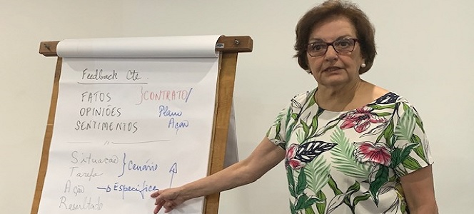 Saúde psíquica dos profissionais brasileiros gera preocupação, afirma professora